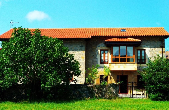CASA AMPLIA CON JARDÍN Y APARCAMIENTO G-100147