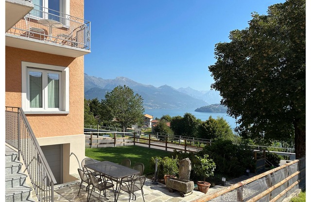 "Casa Azalea" - Lake Como view - garden and private parking - free WiFi