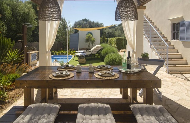 Casa Azul. Beach house for 4 adults + 1 baby in Cala Llombards