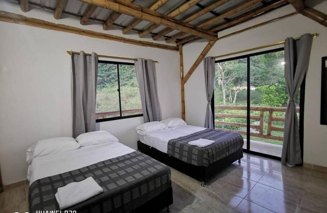 Casa bambú con piscina cerca a santa fe