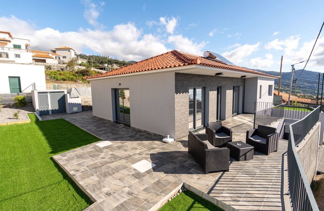Casa Barros Serra, 3 Bedroom Holiday Home for all the Family in Calheta