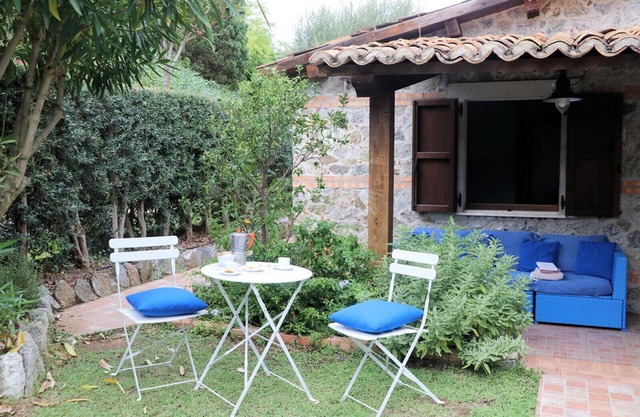 Casa Basiluzzo, for 6 people with shared swimming pool and access to the beach