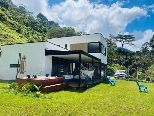 Casa Blanca Cabaña de lujo rodeada de naturaleza