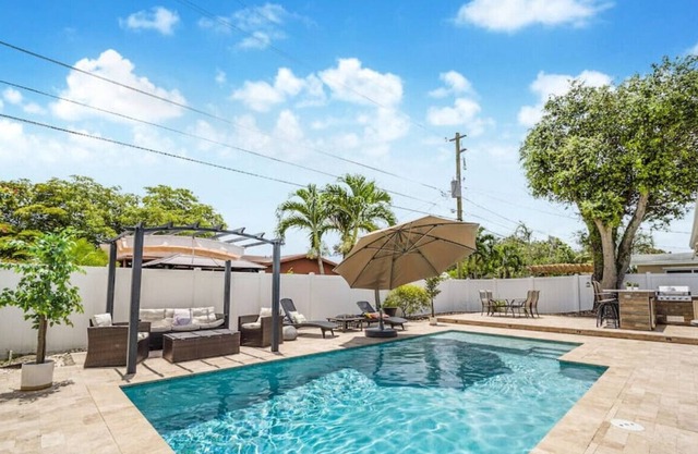 Casa Boho-Tropical Pool-PingPong-15 min to Beach !