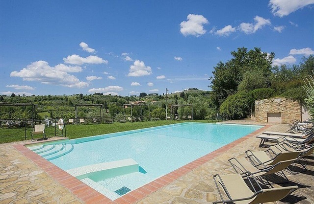 Casa Bonannia R: A bright three-story apartment in the characteristic style of the Tuscan countryside.