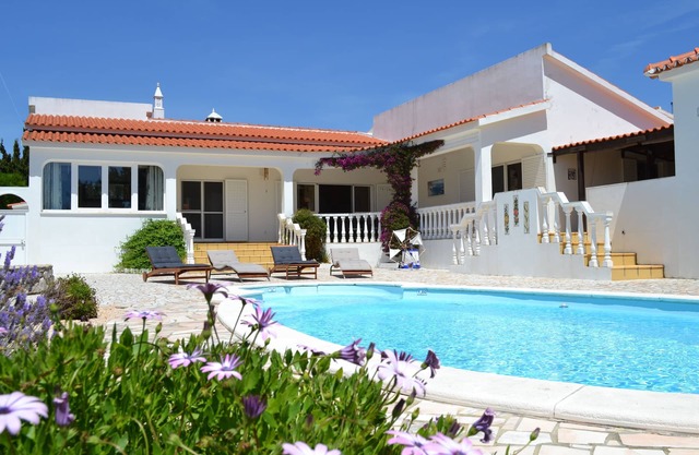 Casa Borboleta Well maintained villa with sea views, large garden and pool, dream location