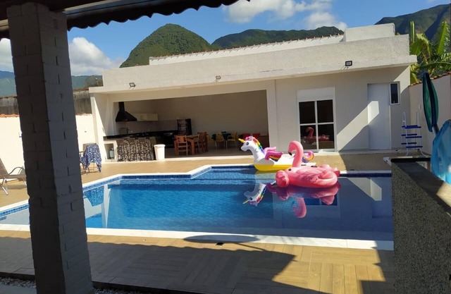 Casa Reformada com Amplo Espaço, Churrasqueira e Piscina