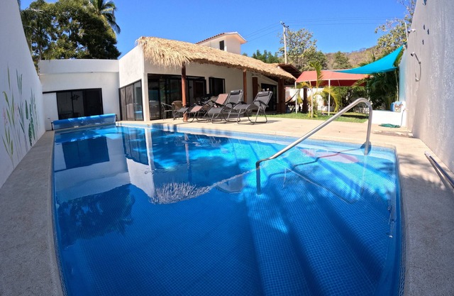 CASA BUGAMBILIA SANTA CRUZ -nPrivate 4 bdrm house with giant pool-walk to beach!