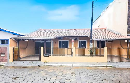 Casa c/3quartos a 450m da Praia da Enseada MQ1632