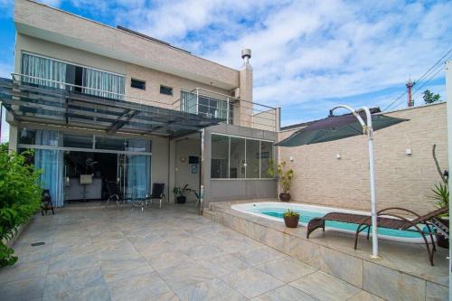 Casa c/piscina á 15 minutos Parque Beto Carreiro e 300m da praia Navegantes