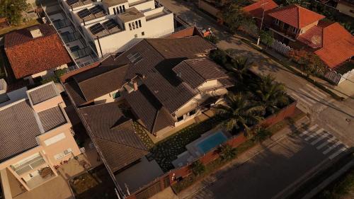 Casa c/piscina e churrasqueira a 100m da praia