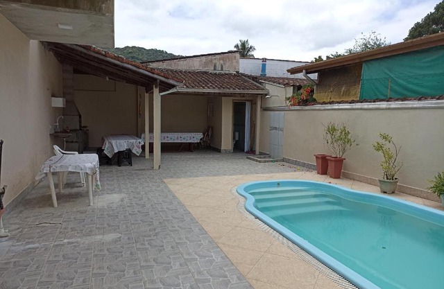 CASA C/ PISCINA ESPAÇOSA