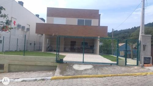 Casa c/SPA e mesa de sinuca 240 m2