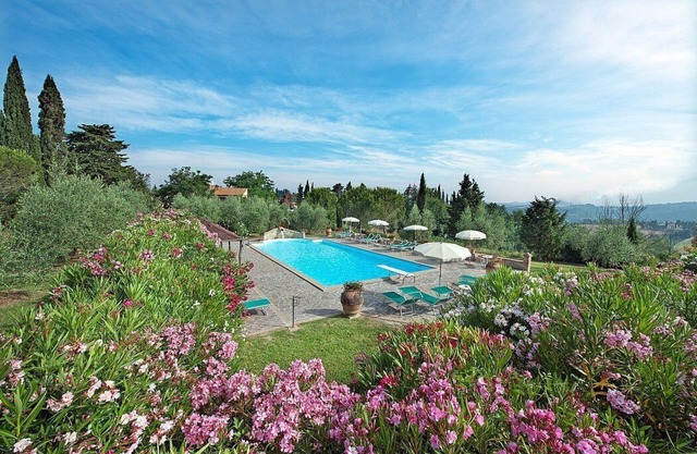 Casa Canarino I: A characteristic and welcoming two-story apartment surrounded by the greenery.