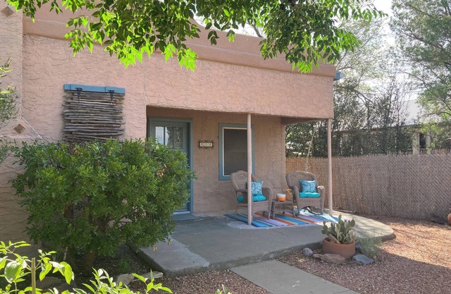 CASA CANDELILLA - Santa Fe style home in the heart of Alpine.