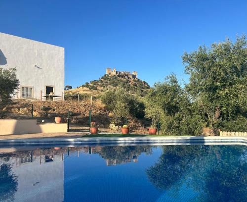 Casa Caraza. Un olivar con vistas al castillo de Juego de Tronos