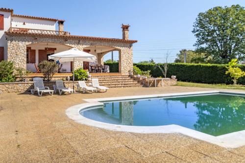 Casa Carbonell Casa bonita con piscina y jardín