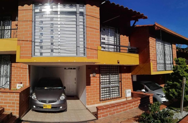 Casa cerca al Aerpuerto y hospital San VicentenCozy House close to the Airport.