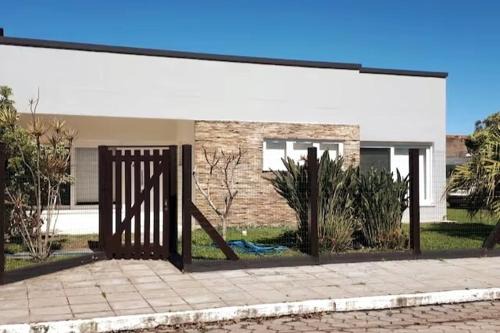 Casa com 4 dormitórios e piscina em Xangri-lá