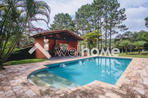 Casa com ampla área verde e piscina em Ibiúna