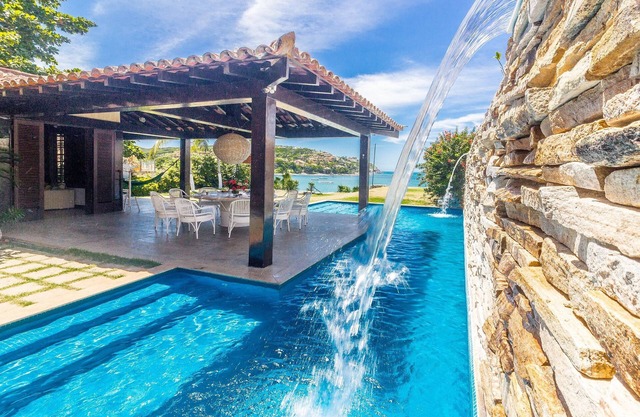 Casa com Cinco Quartos Pé na Areia