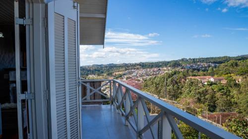 Casa com lareira, Wi-Fi e varanda com vista