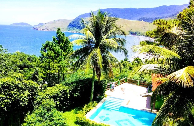 Casa com Piscina, Jardim e Vista Incrível p/o mar