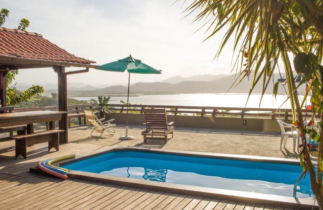 Casa com piscina e incrível vista para lagoa