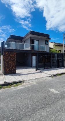 Casa com piscina em matinhos