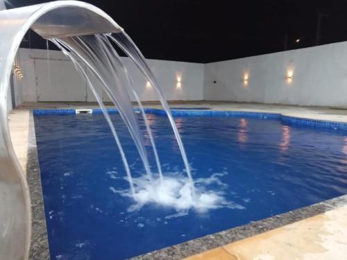 Casa com Piscina, hidromassagem e churrasqueira.