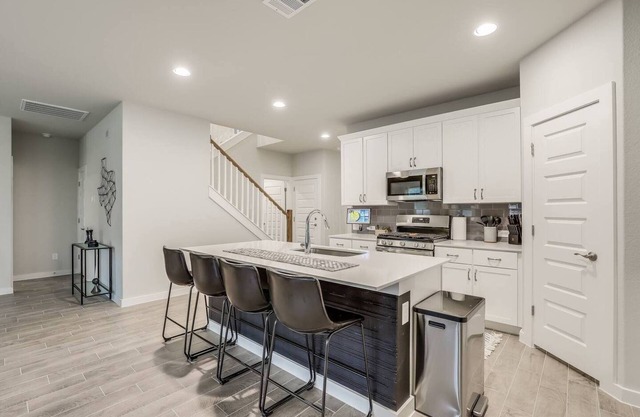 Casa Comano – 5BR Comfort & Media Lounges | EV+