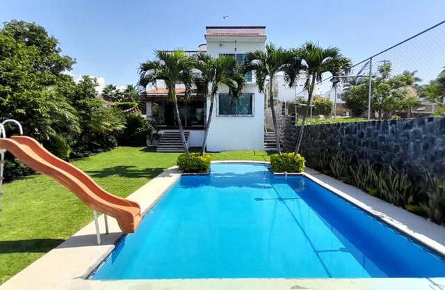 Casa con alberca privada y agradable jardín