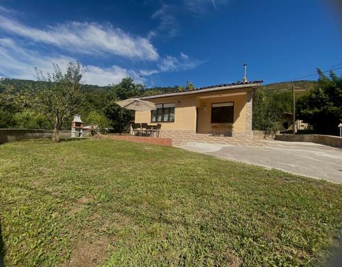 Casa con jardín en la montaña de los valles pasiegos