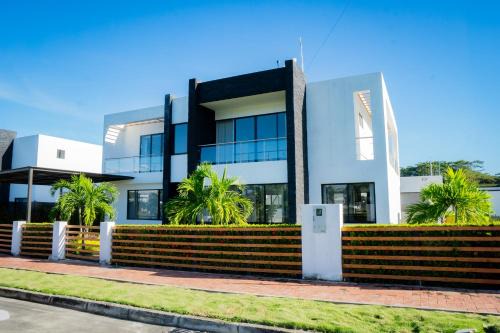 Casa con Piscina en Condominio Girardot