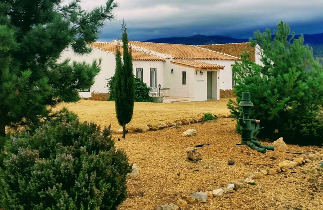 Casa con Vistas (Rural Spanish Villa with large apartment)