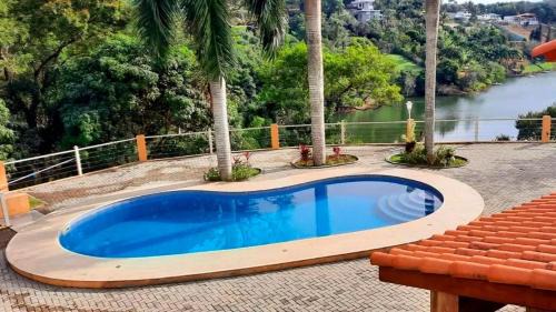 Casa confortável com piscina e rio em Jacareí