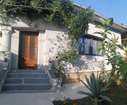 Casa cu trandafiri