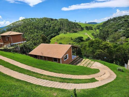Casa Da Floresta Cercada com Piscina