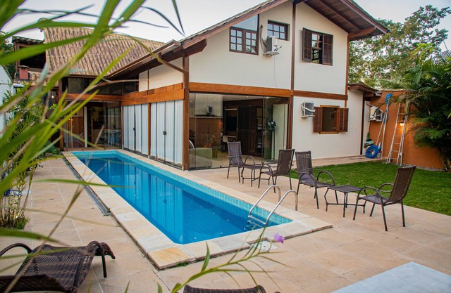 Casa da Raia with 8 air-conditioned suites and swimming pool for up to 27 people