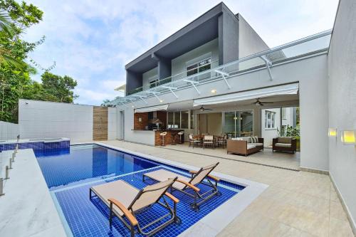 Casa de 400m² e piscina próximo à praia