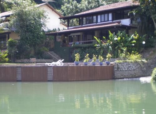 Casa de 730m2 no Exclusivo Condomínio Portogalo com Piscina Privada e Cais para iates de até 55 Pés
