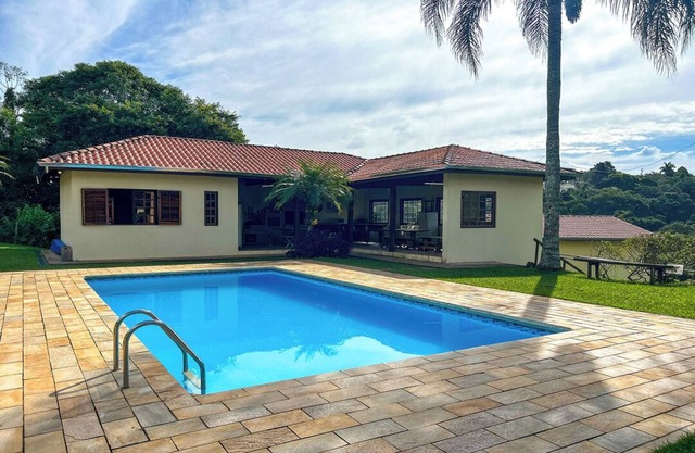 Casa de campo c piscina e natureza em Mairinque/SP