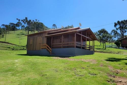 Casa de campo com deck e vista para as montanhas