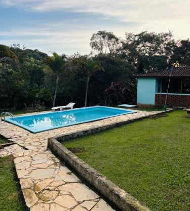 Casa de campo com piscina em condomínio.
