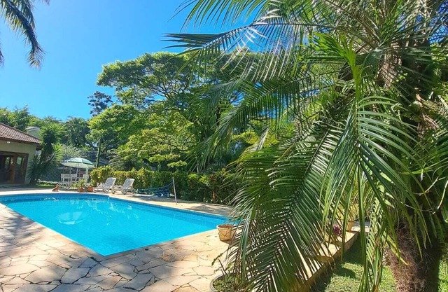 Casa de Campo em Condomínio Fechado, com Quadra de Areia Profissional e Piscina