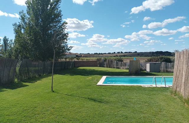 Casa de Campo Olmo, wifi, pool and garden 17 km. of Salamanca