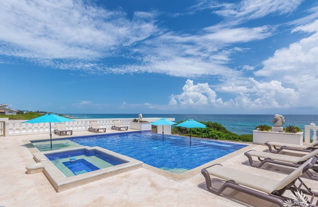 Casa de Cinco Caballos! Hot Tub/Seasonal Heated pool! Overlooking The Caribbean