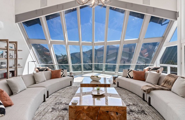 Casa de Cristal Sleeps 10+ Epic Views HotTub Sauna Pool Lux Linens 10Min to RMNP