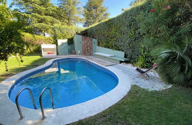 Casa de Diseño con Piscina Privada y Jardín