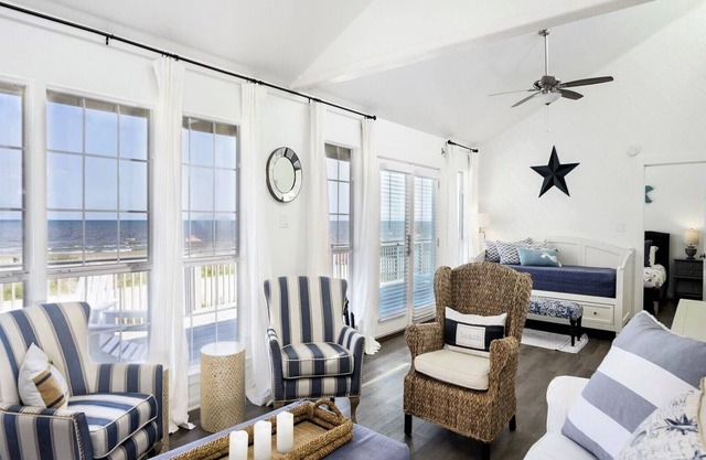 Casa De La Sirena--Beachfront Retreat in Spanish Grant!